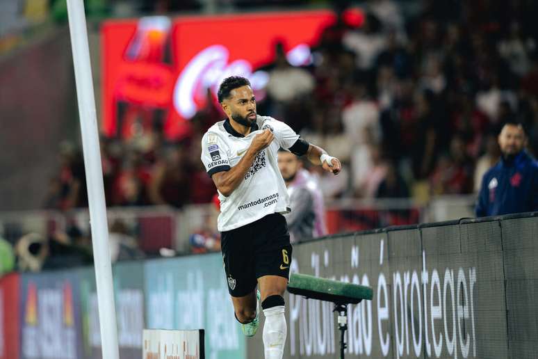 Renan Lodi comemora gol pelo Atl&eacute;tico; infelizmente ele falha logo em seguida &ndash;