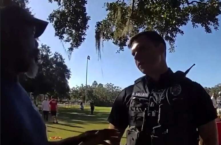 Um policial conversa com o organizador do evento ap&oacute;s a pol&ecirc;mica do &lsquo;craque&rsquo; de 3 anos &ndash;