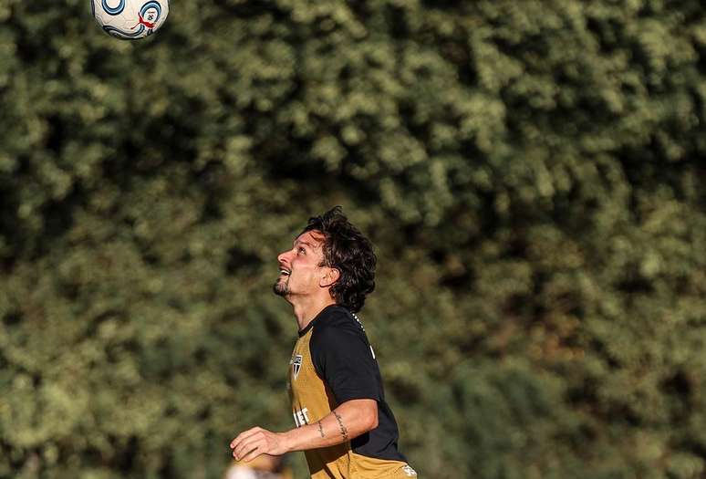 Artur tamb&eacute;m est&aacute; pendurado, mas tenta se recuperar de les&atilde;o &ndash;