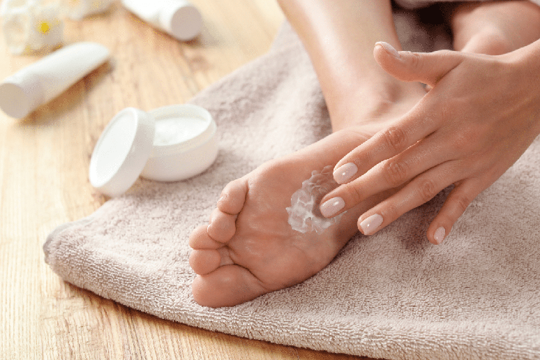 O hidratante deve ser aplicado nos p&eacute;s sem deixar excesso de produto entre os dedos 