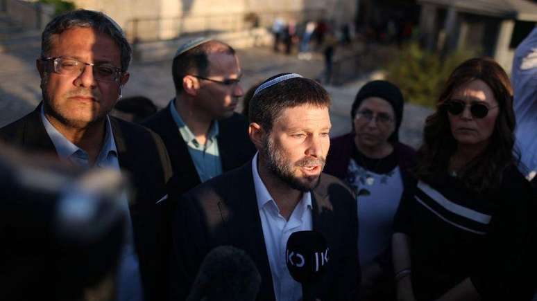 Os ministros e colonos de extrema-direita Itamar Ben Gvir (&agrave; esquerda) e Bezalel Smotrich (ao centro) t&ecirc;m sido vozes importantes no governo Netanyahu e lideram partidos de extrema-direita distintos
