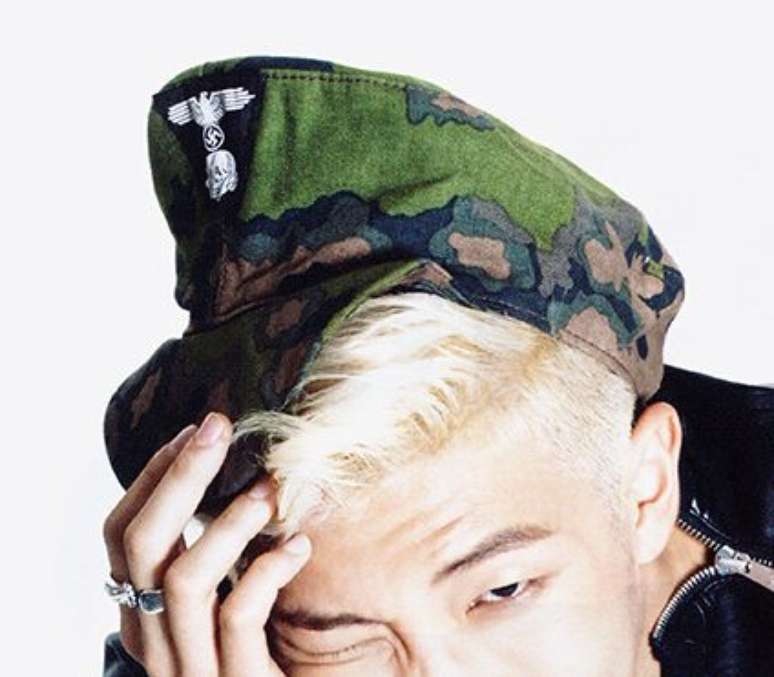 Bon&eacute; usado por RM, l&iacute;der do BTS, durante ensaio fotogr&aacute;fico em 2014 mostra um s&iacute;mbolo nazista
