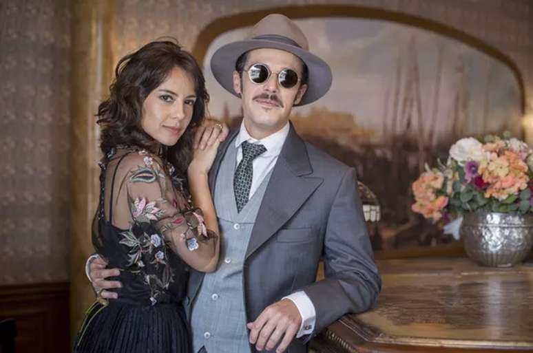 Os golpistas Lucinda (Andreia Horta) e Fern&atilde;o (Jayme Matarazzo) conseguiram escapar de navio