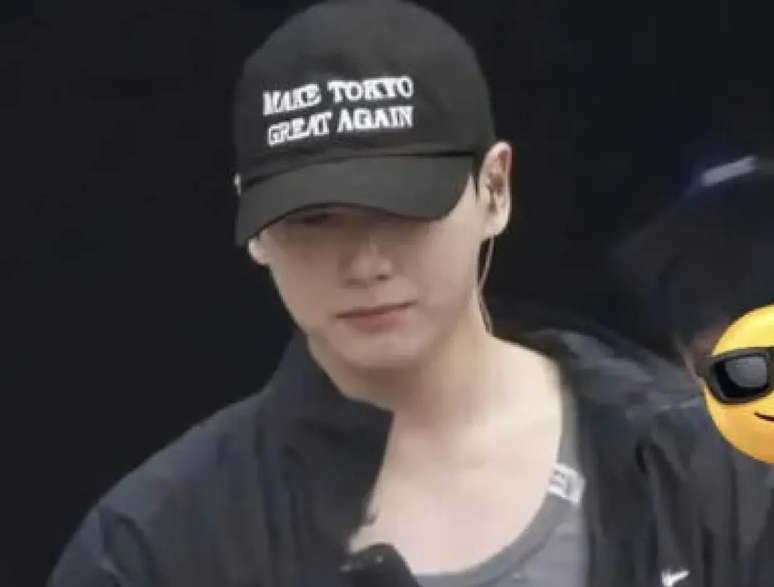 Jungkook, cantor do BTS, apareceu em um ensaio com um bon&eacute; escrito "Make Tokyo Great Again", em alus&atilde;o a um slogan pol&iacute;tico do presidente dos Estados Unidos, Donald Trump