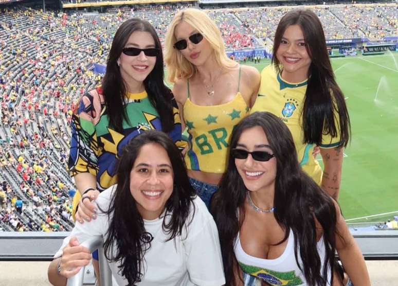 Virginia Fonseca e amigas &ndash;