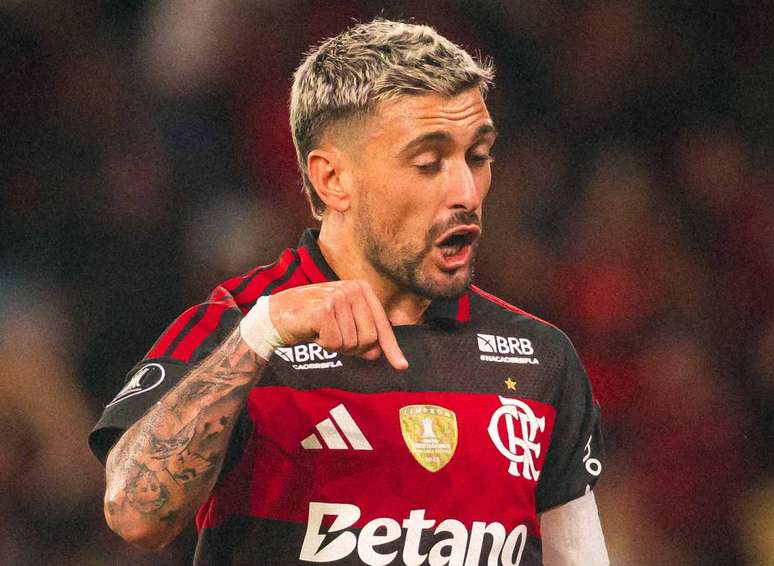 De Arrascaeta corre para o abra&ccedil;o ap&oacute;s marcar gol da classifica&ccedil;&atilde;o contra o Del Valle &ndash;