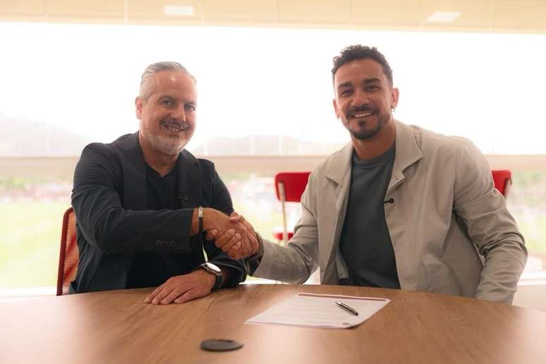 Danilo (dir.) cumprimenta diretor Jos&eacute; Boto ap&oacute;s assinatura de renova&ccedil;&atilde;o &ndash;