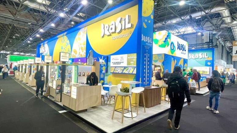 O agroneg&oacute;cio brasileiro est&aacute; reunido na Sial Paris 2026, a maior feira profissional do setor agroalimentar do mundo, que termina nesta quarta-feira (21), podendo gerar US$ 3,5 bilh&otilde;es em neg&oacute;cios para os produtores nacionais.
