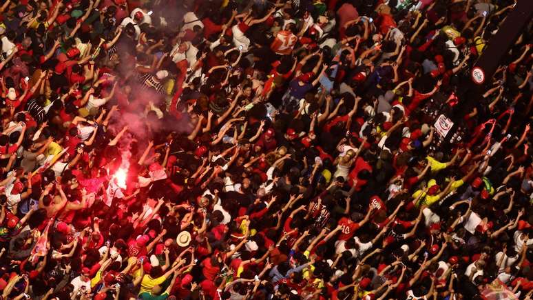 Milhares de pessoas foram as ruas para apoiar Lula e celebrar a vit&oacute;ria neste domingo
