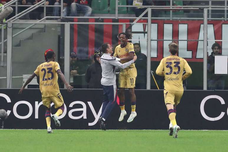 Samuel Mbangula comemora um dos gols da virada do Bologna sobre o Milan &ndash;
