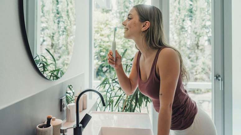 Fazer exerc&iacute;cios de eleva&ccedil;&atilde;o de panturrilha enquanto escova os dentes &eacute; uma maneira simples de adicionar movimento a uma atividade cotidiana