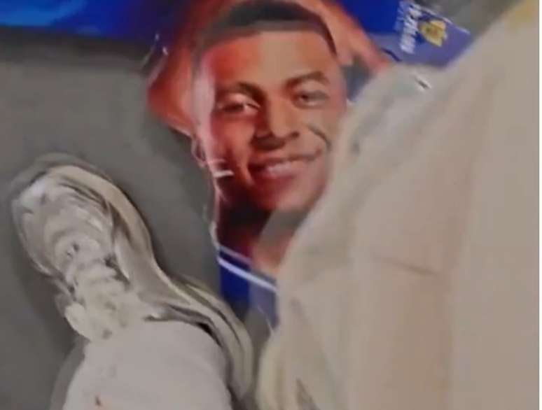 Cartaz de Mbapp&eacute; &eacute; rasgado e pisoteado por um torcedor chin&ecirc;s &ndash; Reprodu&ccedil;&atilde;o de v&iacute;deo