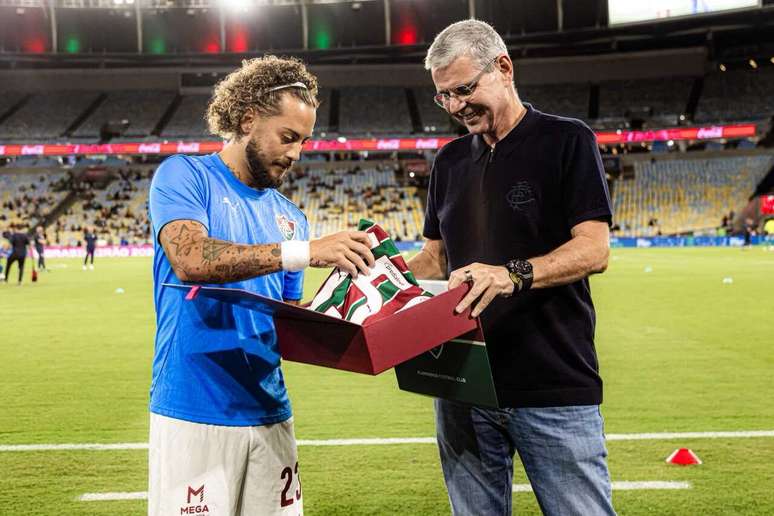 Guga recebe homenagem do Fluminense pelos 150 jogos &ndash;