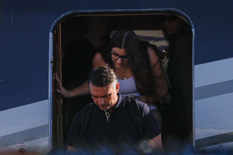 Fl&aacute;vio Bolsonaro desembarca em aeroporto em Miami, na Fl&oacute;rida (EUA), ap&oacute;s fugir do Brasil