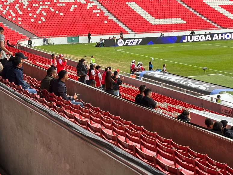Torcida do Santa F&eacute; comemora gol contra o Corinthians na semifinal da Libertadores feminina