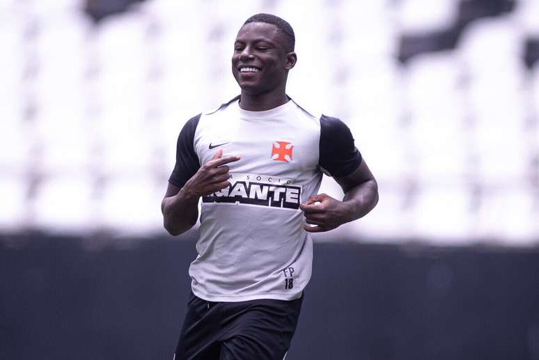 Marino surge sorridente em treino do Vasco no Nilton Santos, palco do cl&aacute;ssico &ndash;