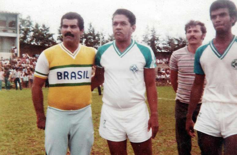 Garrincha com a camisa do Londrina de Planaltina, seu adeus ao futebol dias antes de morrer &ndash;