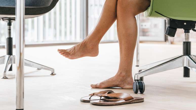 Flexionar os p&eacute;s enquanto estiver sentado pode ajudar a reduzir alguns dos efeitos negativos do sedentarismo.