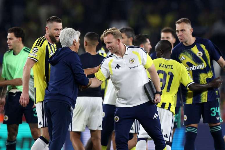 Dirk Kuyt cumprimenta Gian Piero Gasperini ap&oacute;s partida entre Fenerbah&ccedil; e Roma na fase de liga da Champions &ndash;