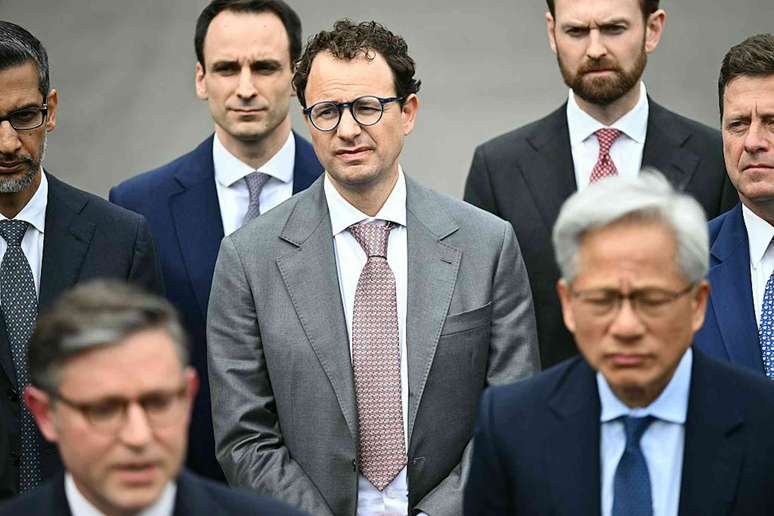 O CEO da Anthropic, Dario Amodei, ao lado de outros CEOs