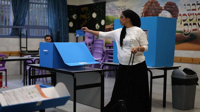Israelense votando nas elei&ccedil;&otilde;es legislativas, em Bnei Brak, Israel, em 27 de outubro de 2026