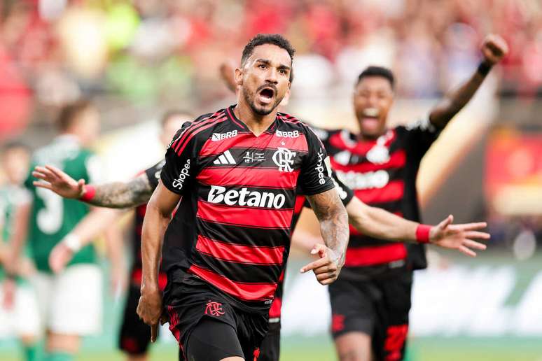 De cabe&ccedil;a, Danilo marcou o gol do tetra do Flamengo na Libertadores &ndash;