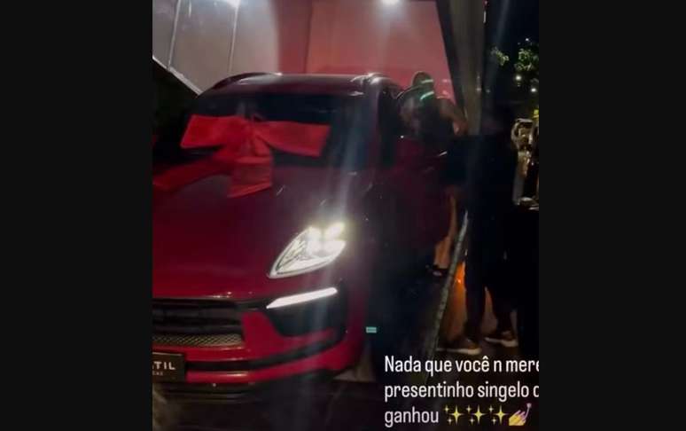 Lara Juc&aacute; divulga presente nas redes sociais &ndash;