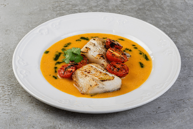 Pescada branca ao molho de manga com tomates assados 