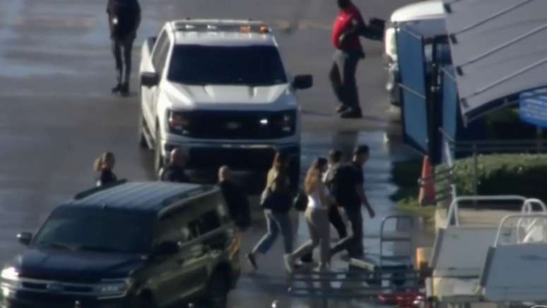Fl&aacute;vio Bolsonaro chega ao aeroporto executivo de Miami com a esposa, Fernanda Bolsonaro e as duas filhas.
