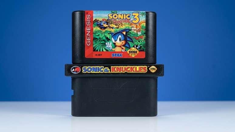 O cartucho Lock On de Sonic & Knuckles acoplado com Sonic The Hedgehog 3
