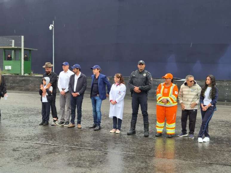 artista pl&aacute;stico Kobra, o CEO do GP, Alan Adler, o prefeito Ricardo Nunes, o irm&atilde;o de Ayrton, Leonardo Senna, e pessoas "an&ocirc;nimas" homenageadas no mural: enfermeira Viviane, o guarda civil Josenildo, a gari Daniele, o aposentado Adolfo e a estudante Ana Clara.