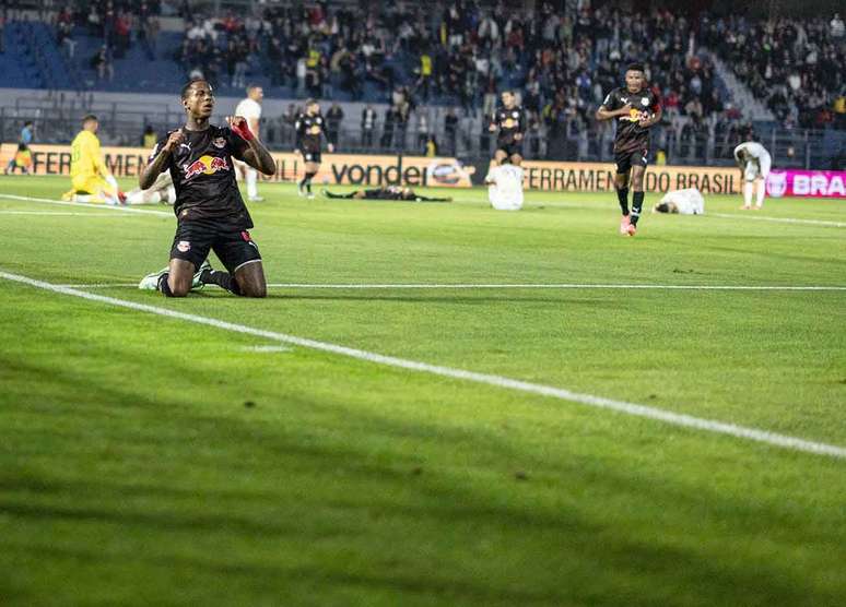 Ex-Flamengo foi o grande destaque da vit&oacute;ria do Massa Bruta &ndash;