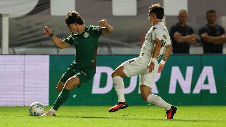 Santos tamb&eacute;m teve chances de vencer, mas parou em Carlos Miguel &ndash;