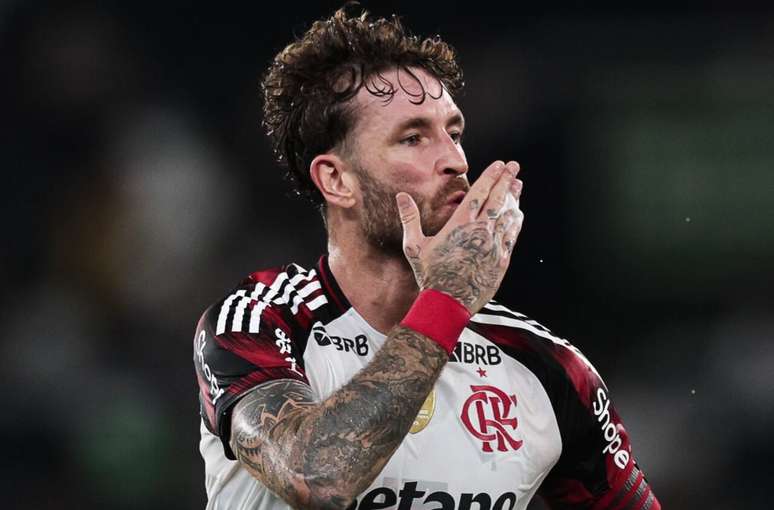 L&eacute;o Pereira comemora gola&ccedil;o de falta contra o Botafogo &ndash;