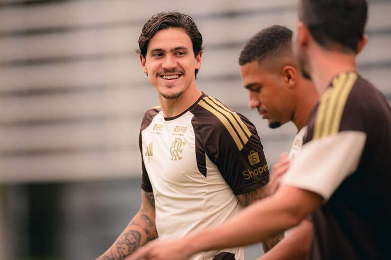 Mesmo sem jogar Fla &eacute; beneficiado pelo empate do Palmeiras com o Santos. Assim, est&aacute; mais perto do d&eacute;cimo titulo brasileiro (o segundo seguido) .