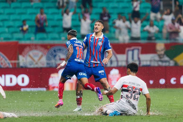 Erick Pulga se antecipa a Pedro Lima e corre para festejar o segundo gol do Bahia sobre o S&atilde;o Paulo.