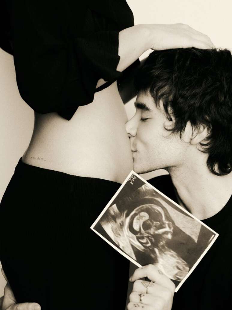 Jo&atilde;o Lucas aparece beijando a barriga de Sasha em fotos publicadas pelo casal nas redes sociais.