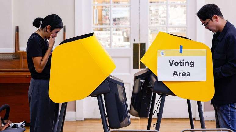 A vota&ccedil;&atilde;o antecipada para as elei&ccedil;&otilde;es de meio de mandato do pr&oacute;ximo m&ecirc;s j&aacute; come&ccedil;ou em v&aacute;rios estados dos Estados Unidos