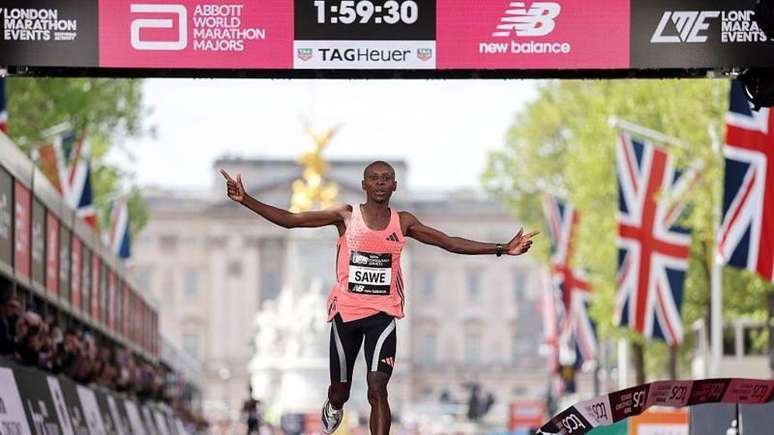 Sebastian Sawe foi o primeiro atleta a completar uma maratona em menos de duas horas de prova