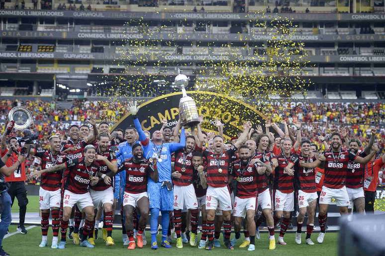Flamengo ergue o trof&eacute;u da Libertadores pela terceira vez; hoje, clube &eacute; tetra &ndash;