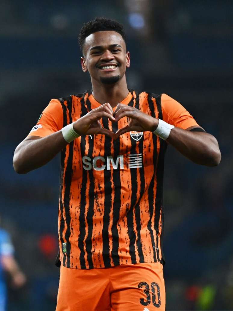 Alisson Santana em campo pelo Shakhtar Donetsk.