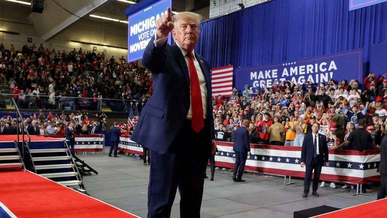 Donald Trump tem feito campanha em apoio aos candidatos republicanos ao Congresso. No domingo, esteve em Michigan, onde h&aacute; uma disputa acirrada por uma vaga no Senado