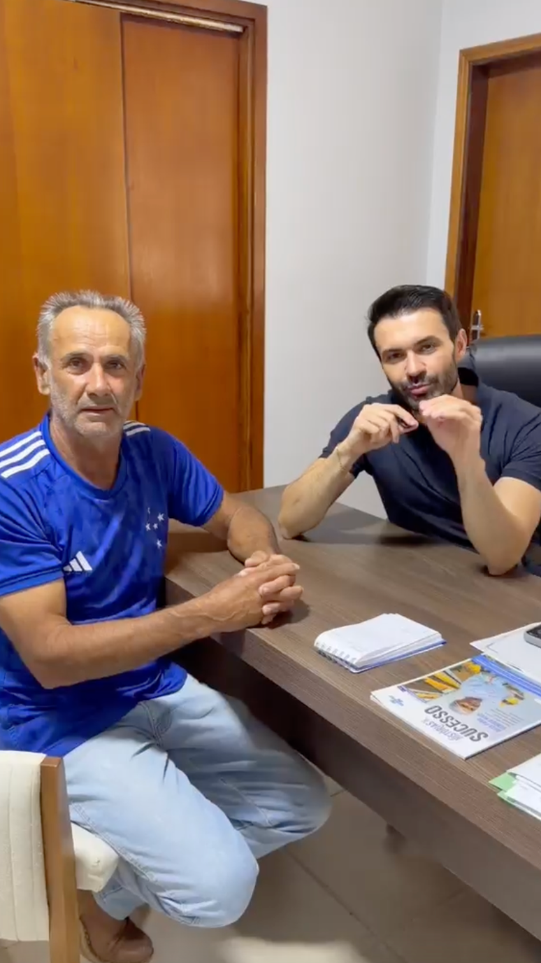 O prefeito Rafael Freire, de Alpin&oacute;polis (MG), ao lado de agricultor alvo de boicote ap&oacute;s vit&oacute;ria de Lula; Freire tem divulgado o trabalho desses profissionais para tentar reverter a situa&ccedil;&atilde;o