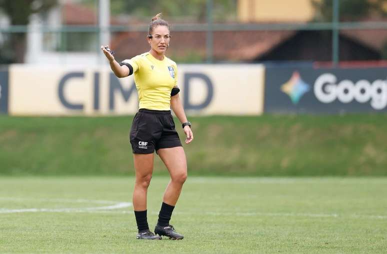 &Aacute;rbitra Daiane Muniz utiliza a RefCam durante teste na Granja Comary &ndash;