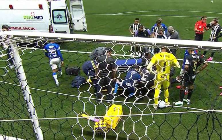 Vit&atilde;o precisou ser atendido no gramado e saiu de ambul&acirc;ncia &ndash;