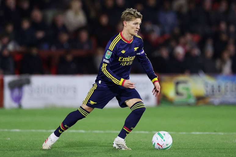 Martin Odegaard em a&ccedil;&atilde;o com a camisa do Arsenal &ndash;