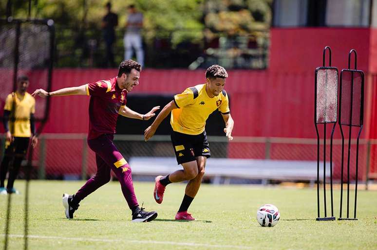 Jogadores do Sport treinando &ndash;