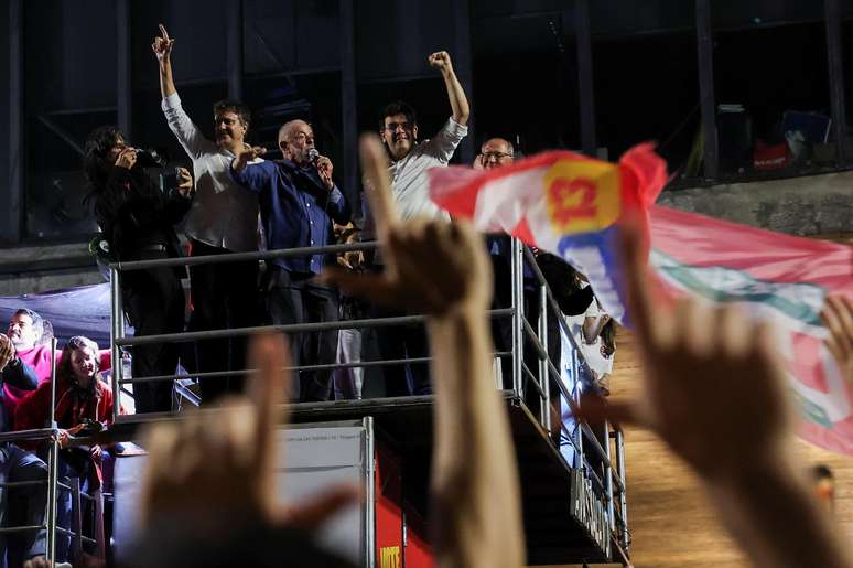 Fonteles (&agrave; direita de Lula na foto) teve papel importante na campanha dosegundo turno