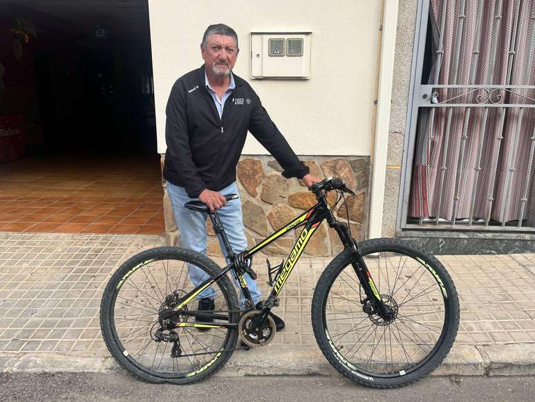 Alejo Garc&iacute;a com sua bicicleta em Urda