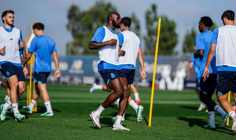 Atividade de prepara&ccedil;&atilde;o do Porto antes de entrar em campo pelo Campeonato Portugu&ecirc;s &ndash;